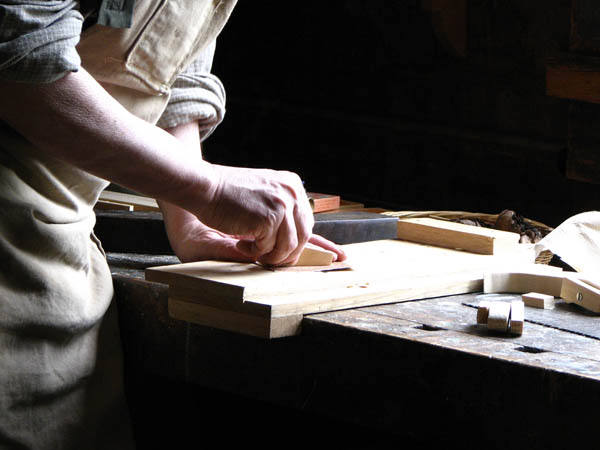 Nacemos de la influencia y formación  heredada en el sector de la <strong>carpintería de madera y ebanistería  en Almoharín.</strong>